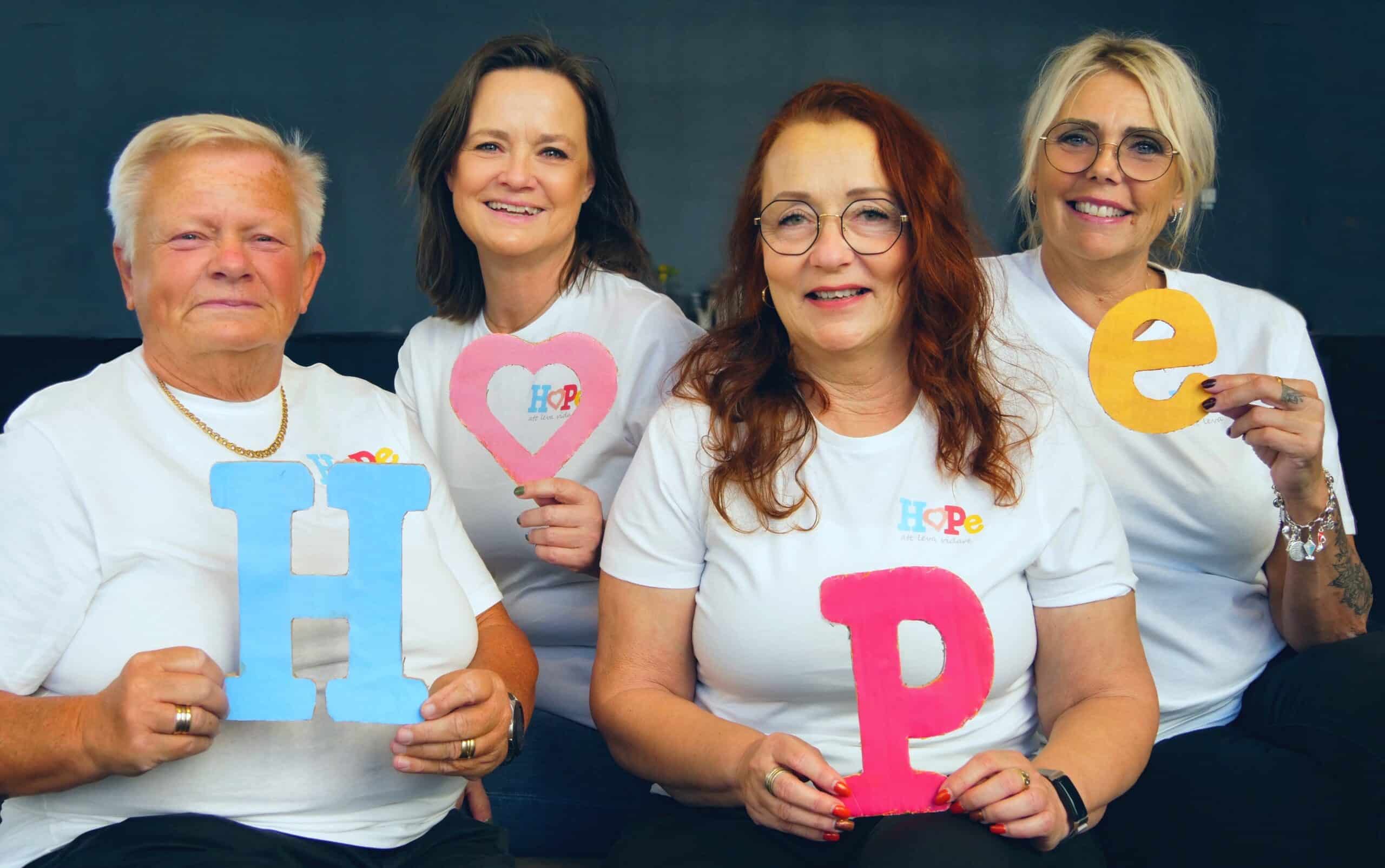 HOPE - Gruppbild med bokstäver (Hope t-shirts) 1